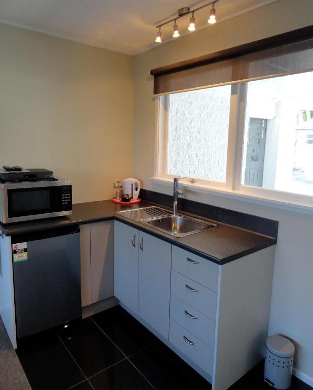 Kitchen, Aarburg Airport Motel in Christchurch