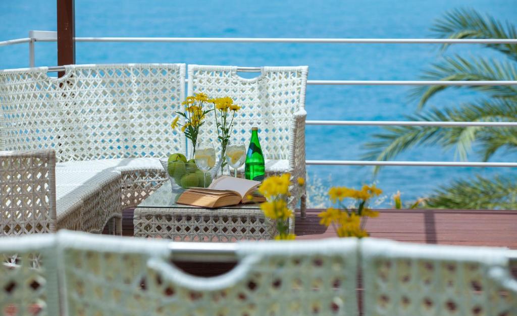 Queens Bay Hotel Photo 43