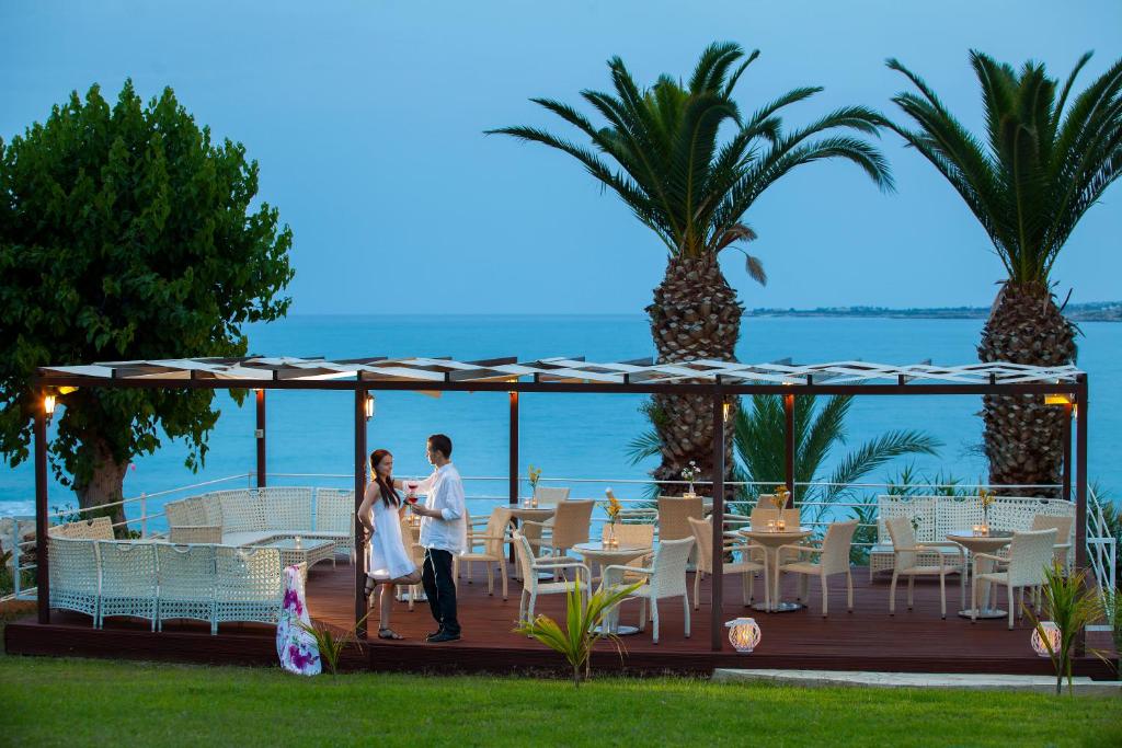 Queens Bay Hotel Photo 44