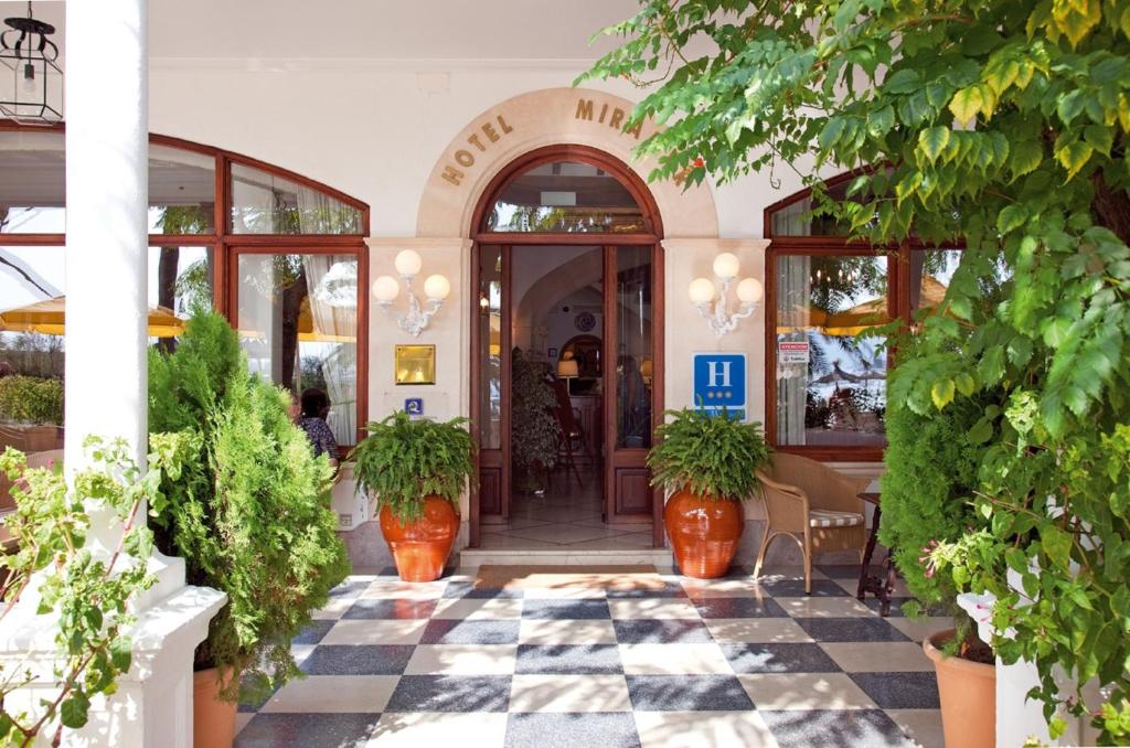 Hotel Miramar Mallorca — Hotel building in Puerto Pollensa, Balearic Islands