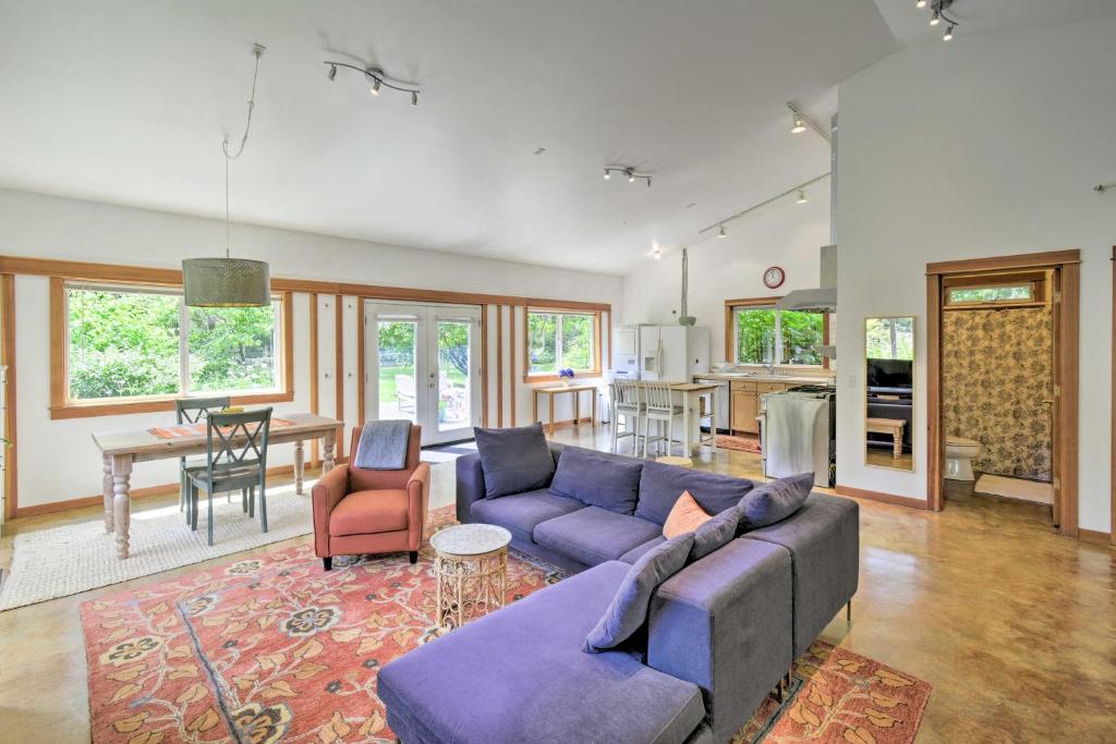 Updated Vashon Island Studio with Yard and Ponds!