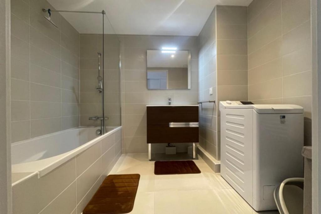 Beautiful Bright Apt At 3 Min Walk From The Beach - 5