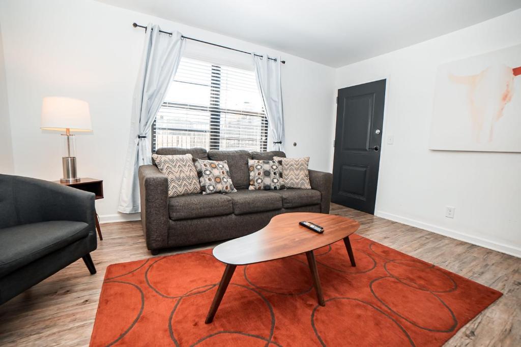 Spacious and stylish 2 BR Near Broadway - 5 Min Drive — Hotel in Nashville (TN)