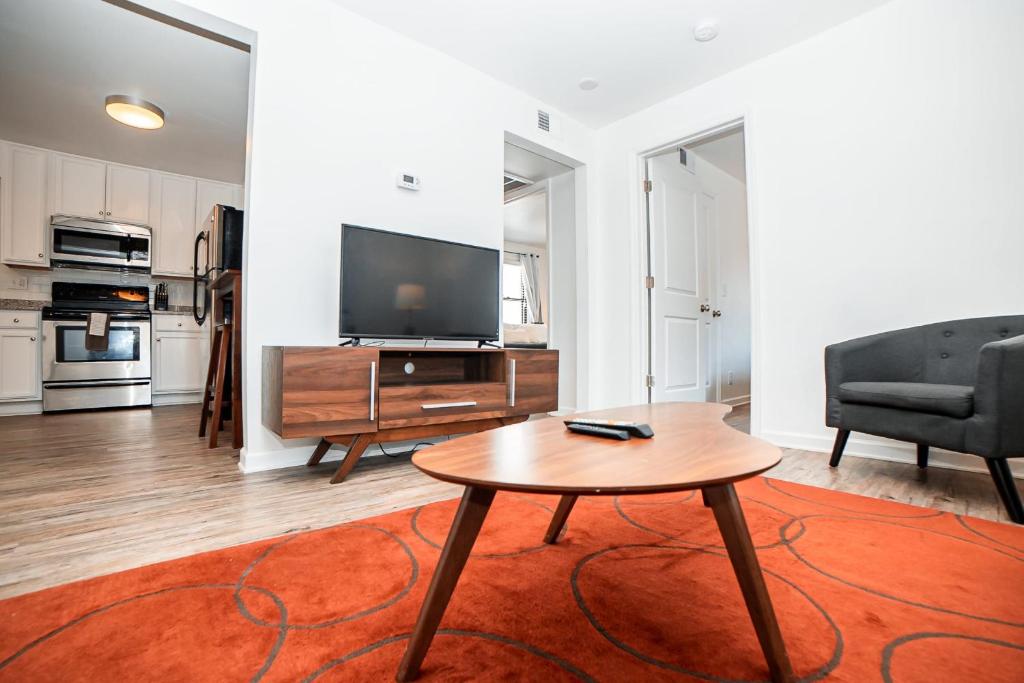 Spacious and stylish 2 BR Near Broadway - 5 Min Drive photo