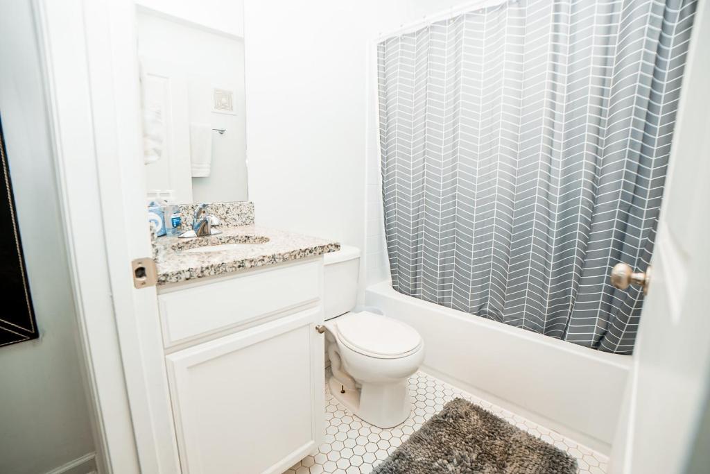 Spacious and stylish 2 BR Near Broadway - 5 Min Drive photo