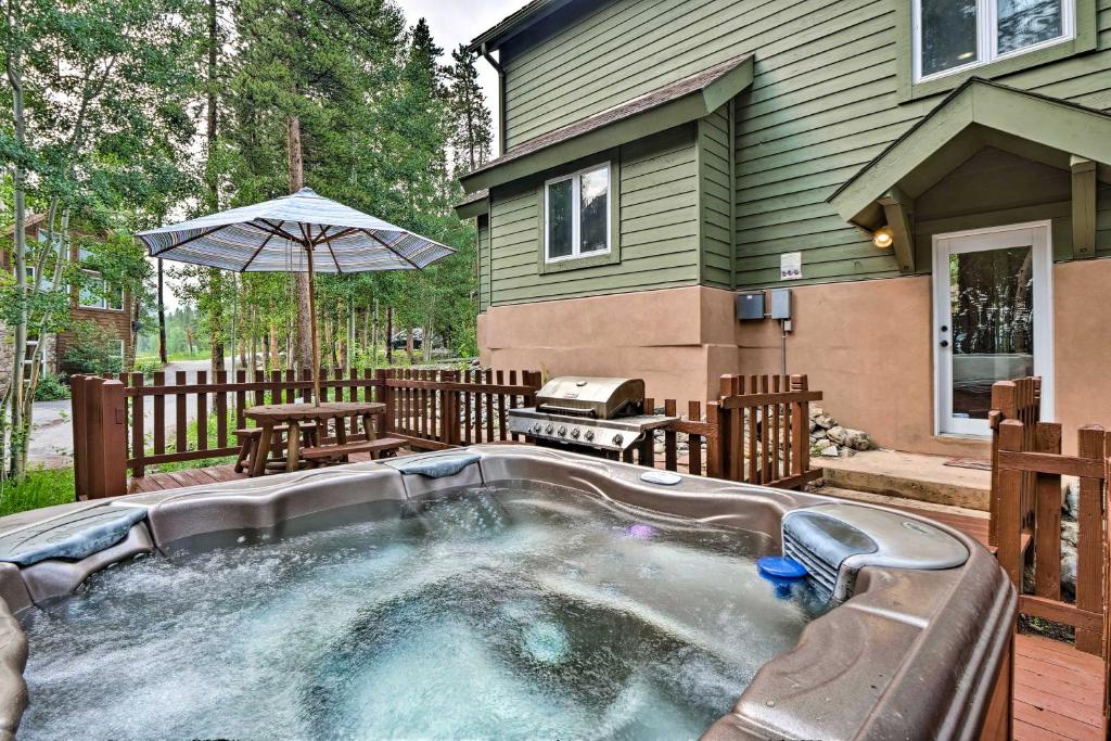 Spacious Breck Gem with Hot Tub Walk to Ski Shuttle, Breckenridge