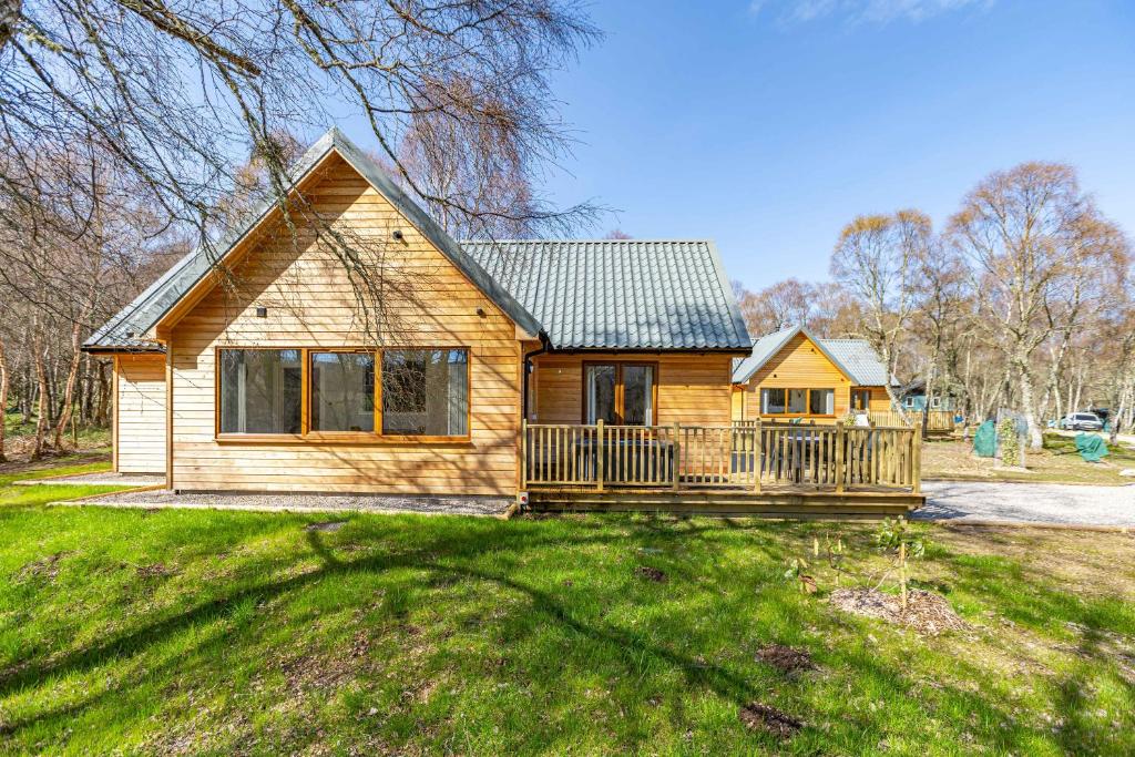 Thistle Lodge 20 with Hot Tub, Belladrum