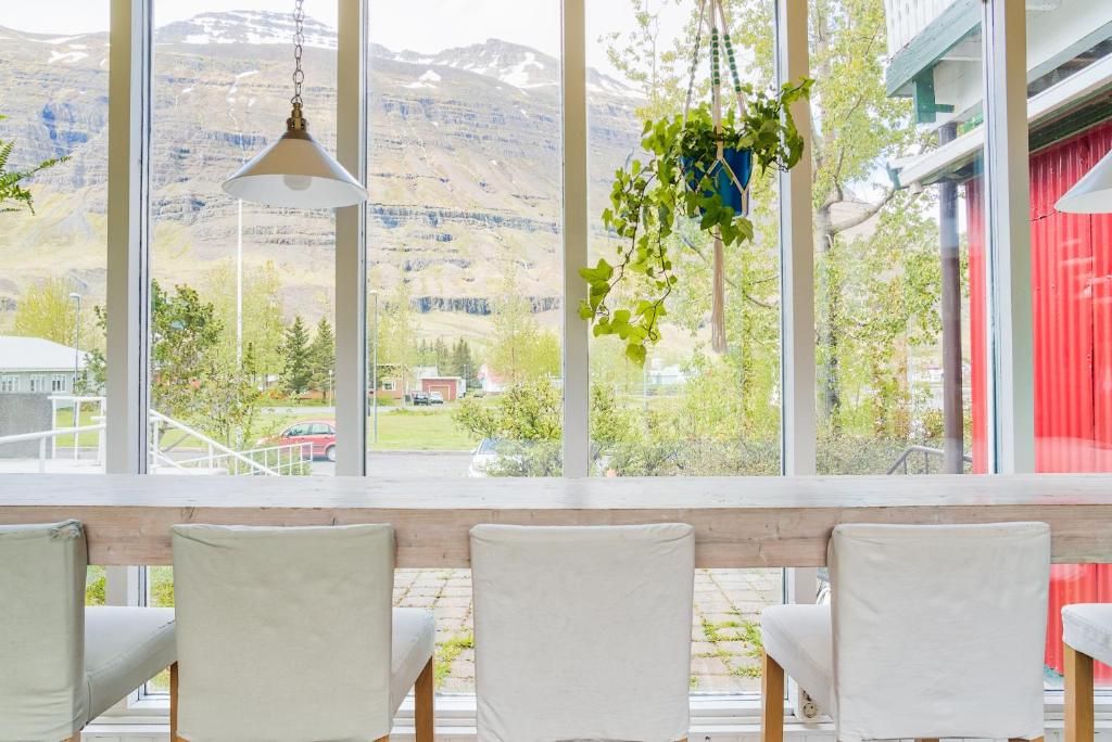 View, Hafaldan HI hostel, old hospital building in Seydisfirdi