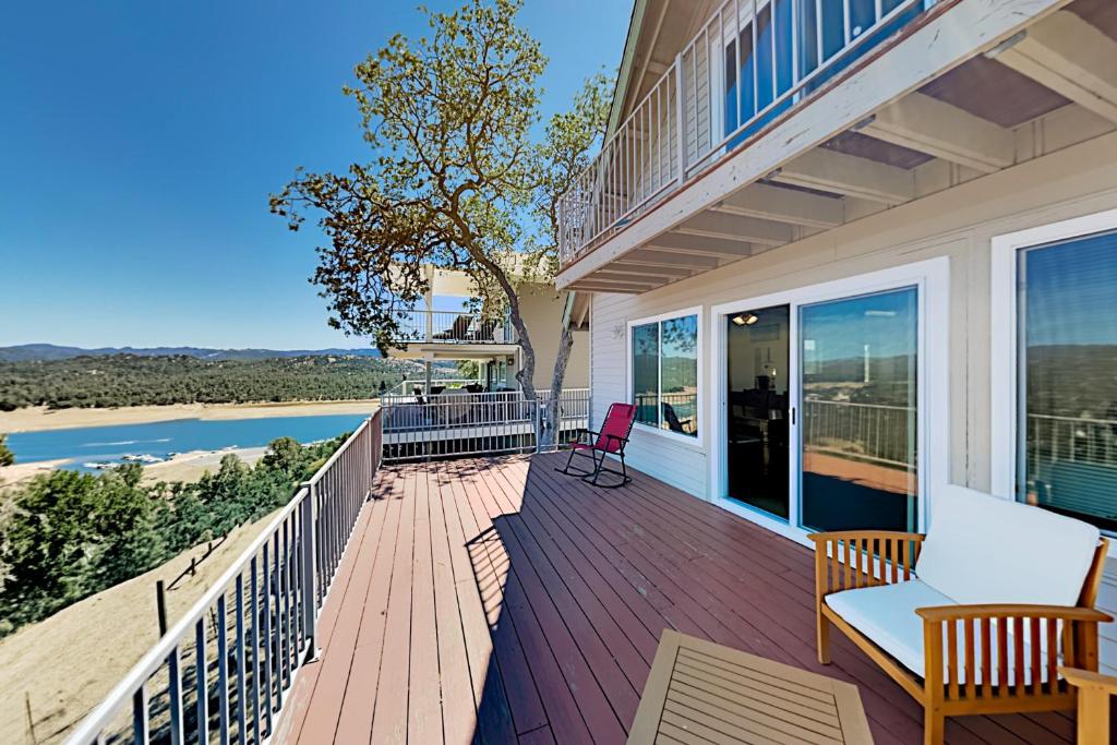 Lake Escape at Lake Nacimiento in Paso Robles Wine Country in Oak