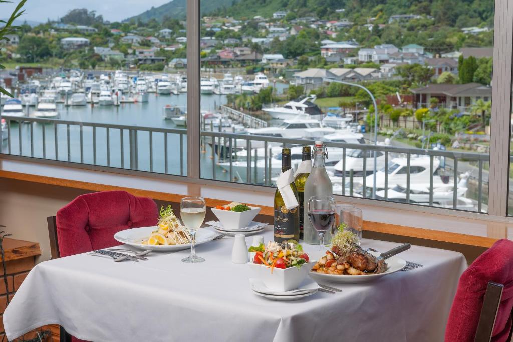 Food and beverages, Beachcomber Inn (Picton) in Picton