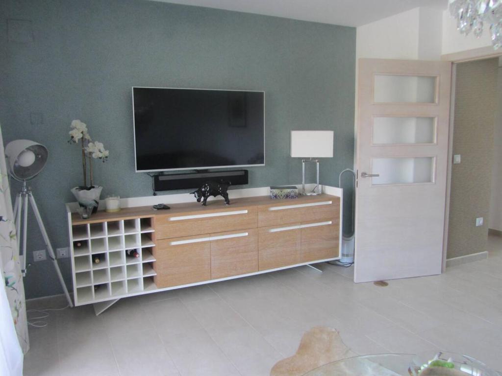 City Apt - Sleeps 4 Community Pool & Parking - 5