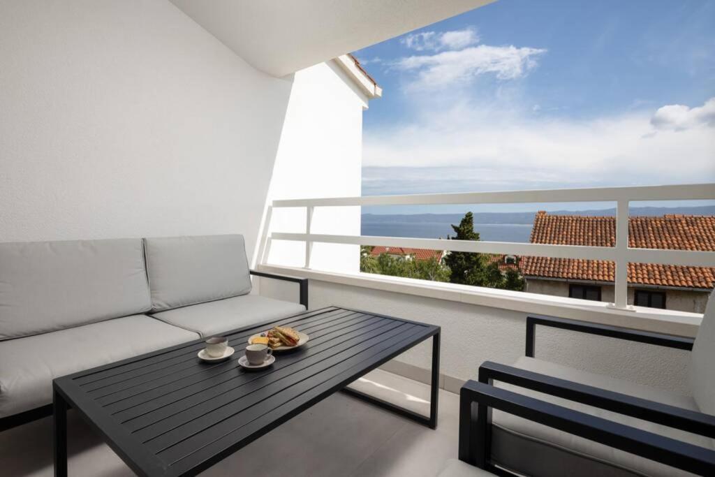 Holiday in Bol **** yellow, Bol