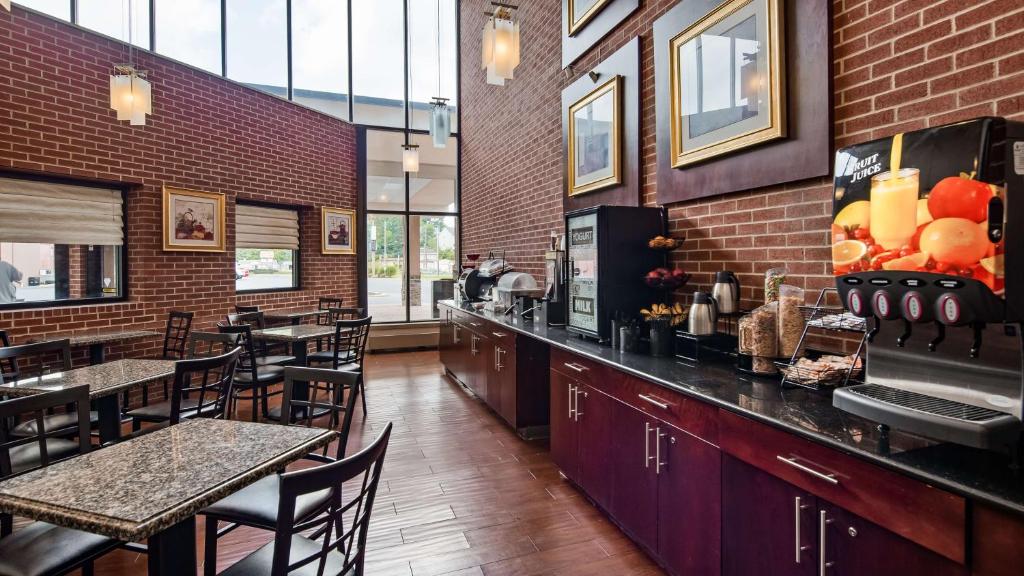 Best Western Plus Reading Inn & Suites Photo 9