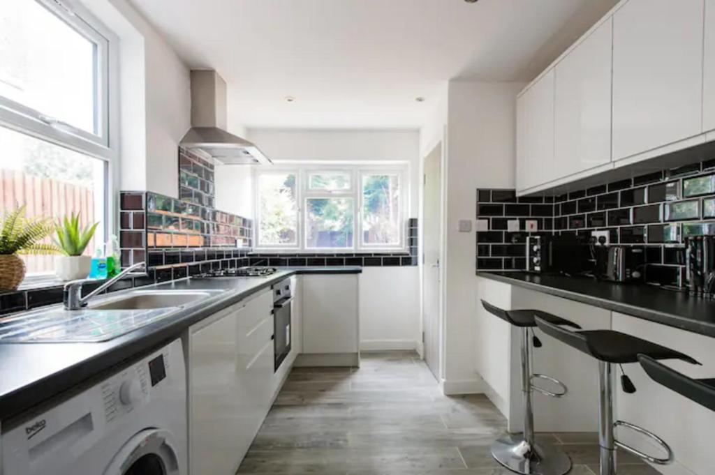 6 Bedrooms with 6 baths-Perfect for big groups — Hotel in London