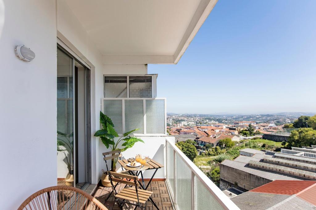 Elegant Studio w/ AC & Balcony by LovelyStay, Porto