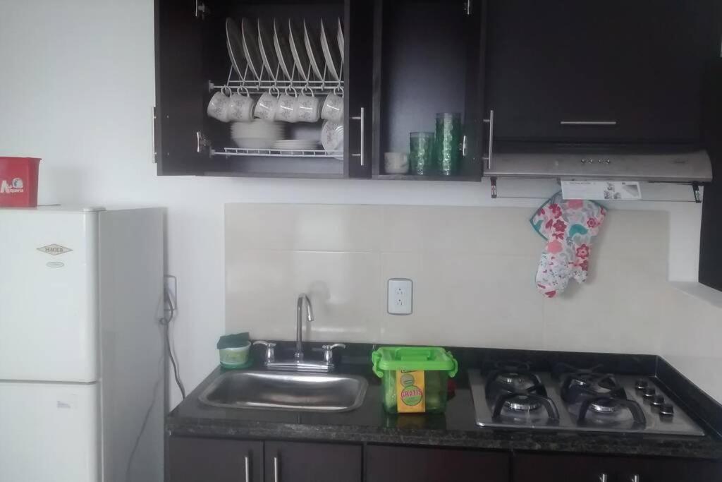 Apartamento Amoblado 3 hab 2 baños con excelente vista montañas cafeteras acogedor ambiente familiar, piscinas niños adultos, parqueadero, BBQ y ascensor con muy buena iluminación natural - 5