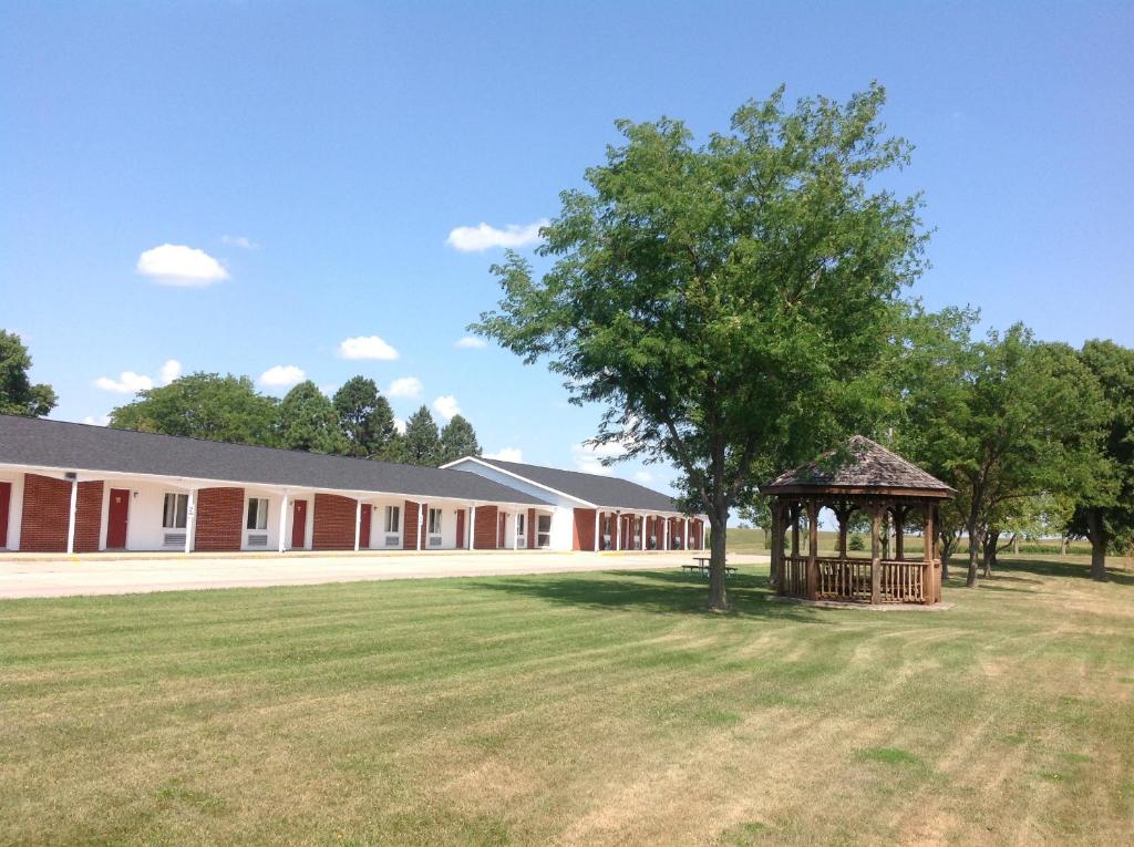 Crest Country Inn — Hotel in Williamsburg (IA)