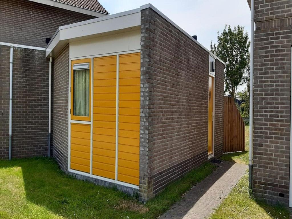 Cozy accommodation with a bathtub, located in Friesland