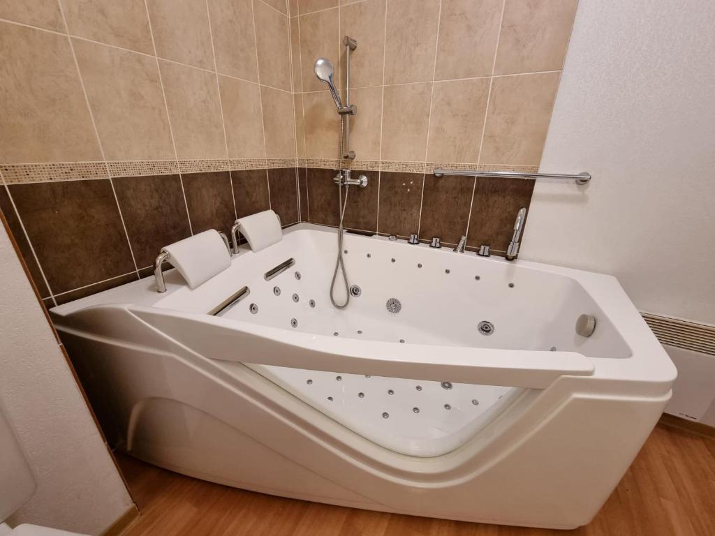 LES ORRES 1800 Appartement 4 p JACUZZI balnéo privé Vue piste piscine résidence - 3