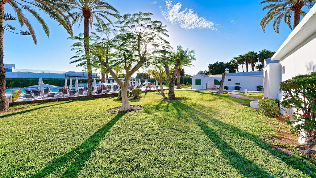 Canary Garden Club — Hotel building in Maspalomas, Canary Islands