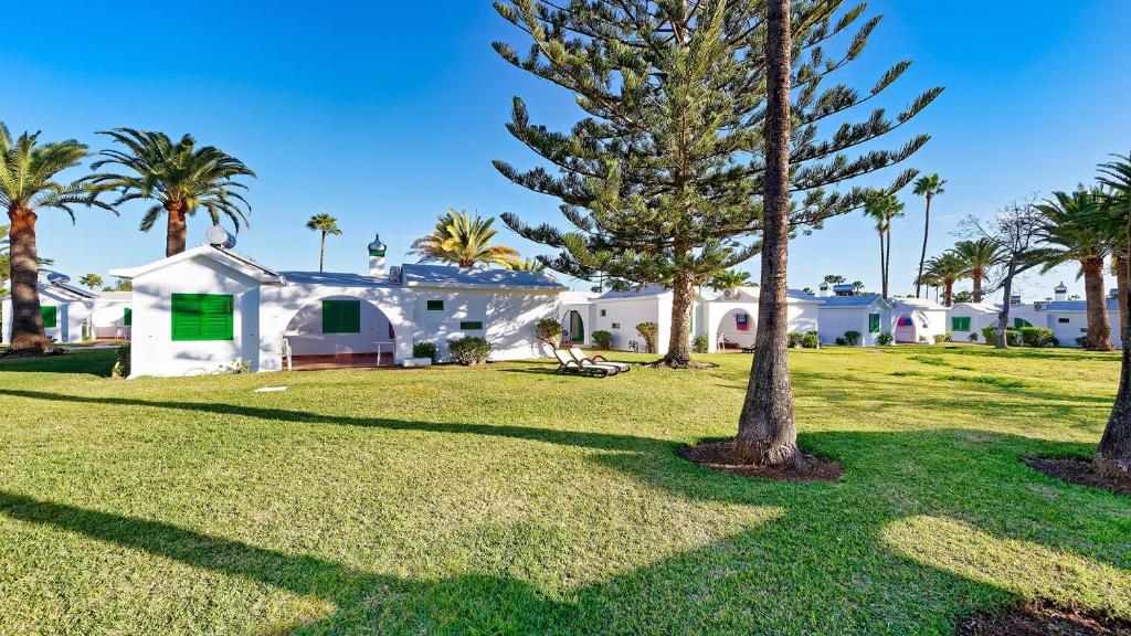Canary Garden Club — Hotel building in Maspalomas, Canary Islands