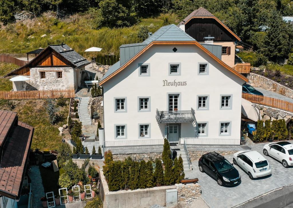 Apartments, Guest House & historic Chalet Neuhaus - 4