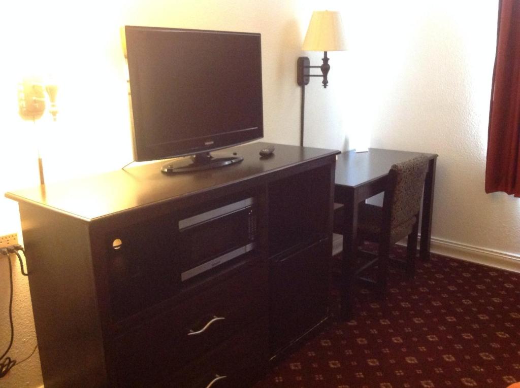 Days Inn by Wyndham Lake Village photo
