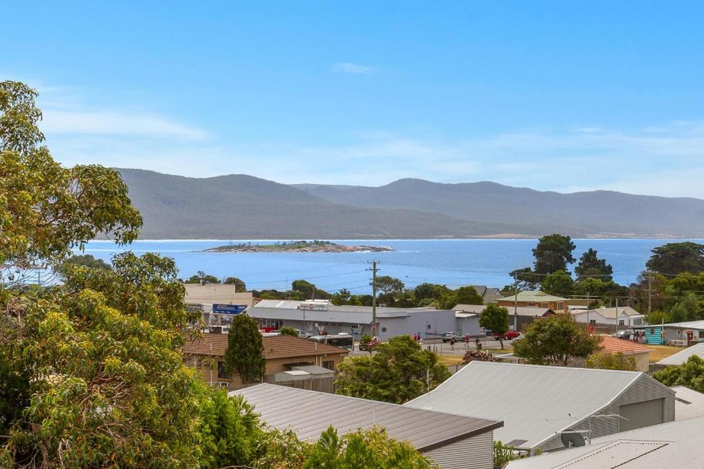'The Lookout' at 27 Fraser Street — Hotel in Bicheno