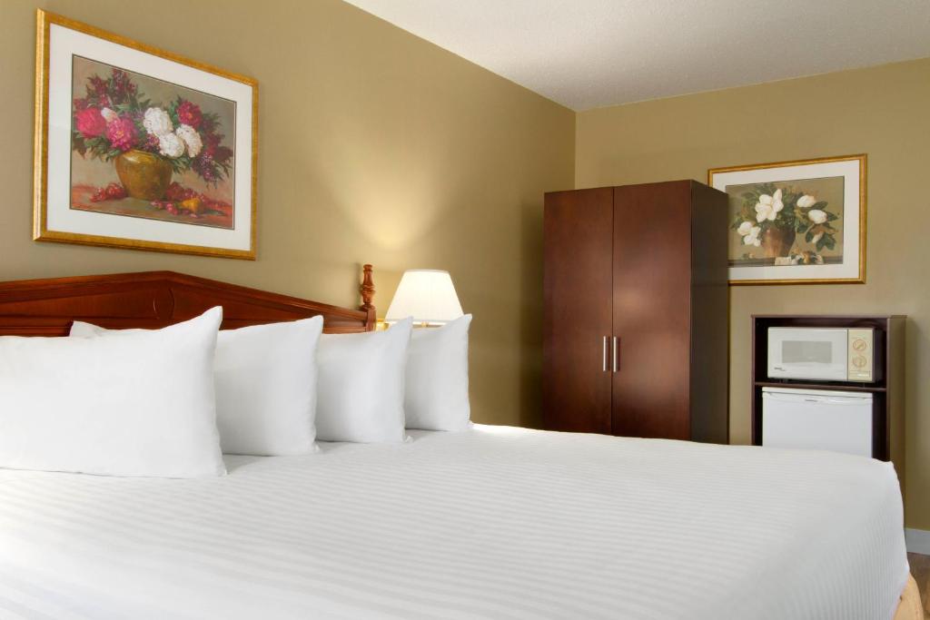 Days Inn by Wyndham Vernon photo