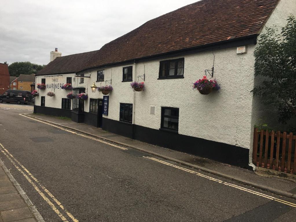 Bagshot High Street Apartment photo 4
