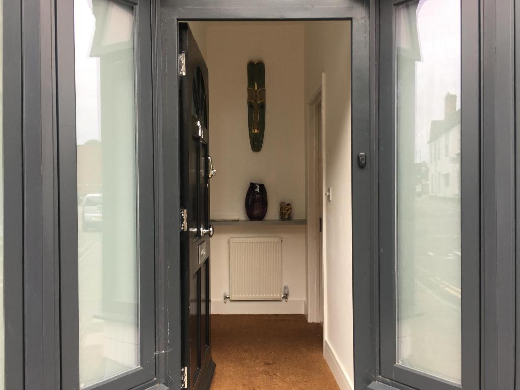 Bagshot High Street Apartment photo 6