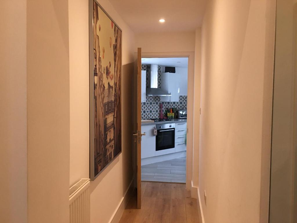 Bagshot High Street Apartment photo 3