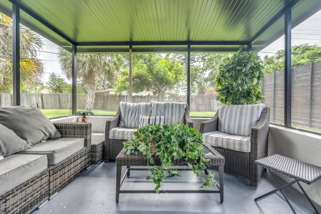 Cortez Gardens Cottage 15, Renovated and close to Beach, 3-Bed, 2-Bath 10 People photo
