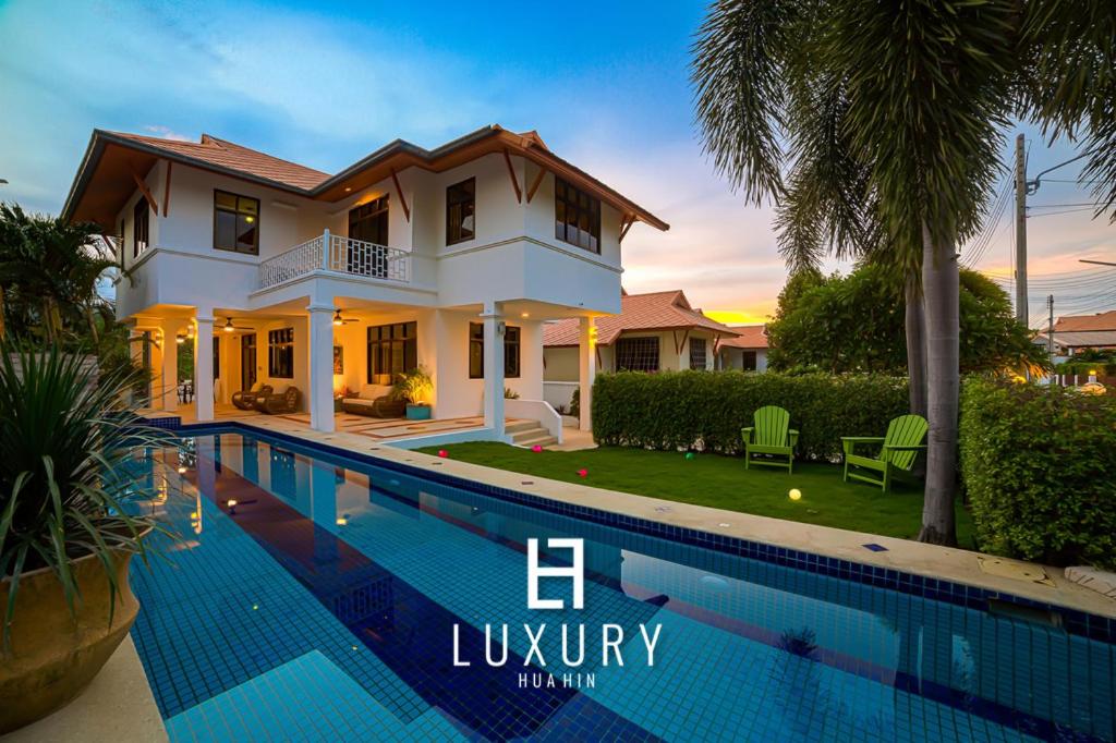 Pool villa with 4 Bedrooms walking distance to Beach! HV — Hotel in Hua Hin / Cha-am