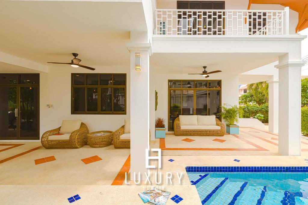 Pool villa with 4 Bedrooms walking distance to Beach! HV photo