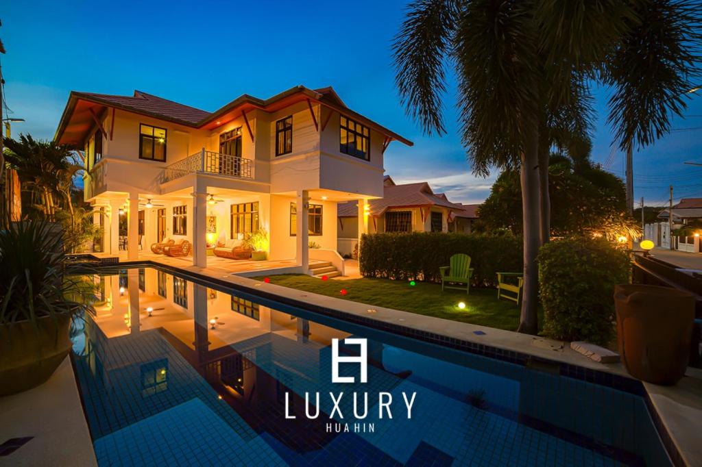 Pool villa with 4 Bedrooms walking distance to Beach! HV photo