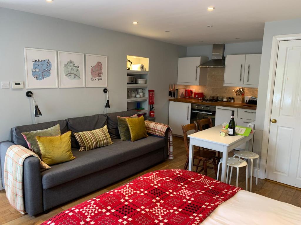 Cosy Studio Flat, pets allowed, Tenby