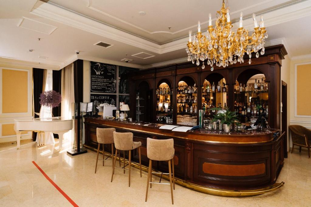 Grand Hotel Emerald photo