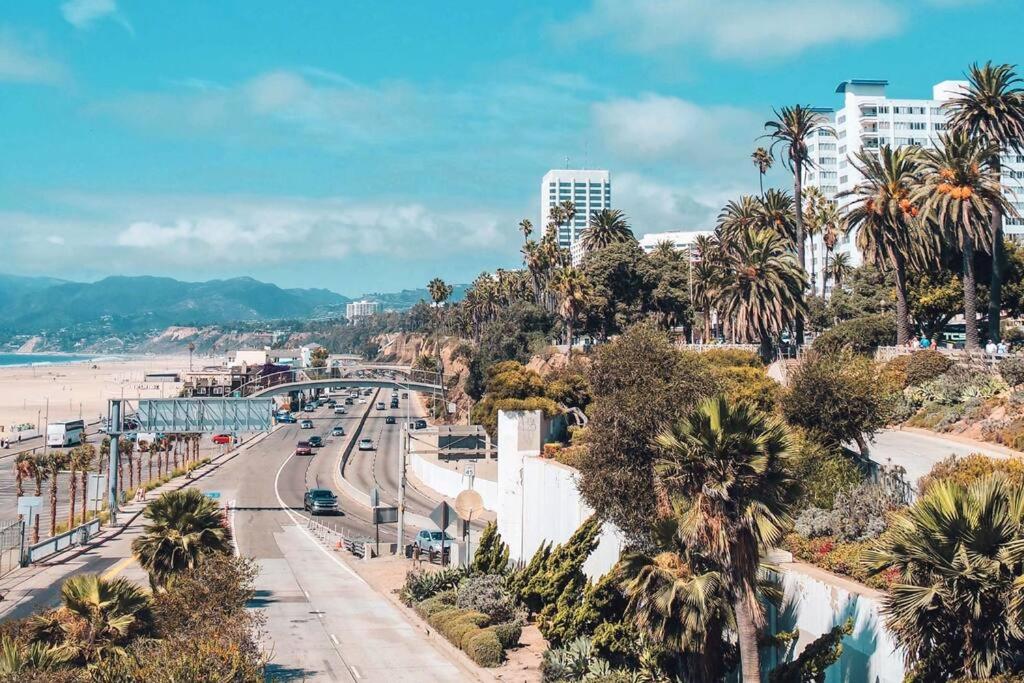10 Cozy apartment heart of Santa Monica