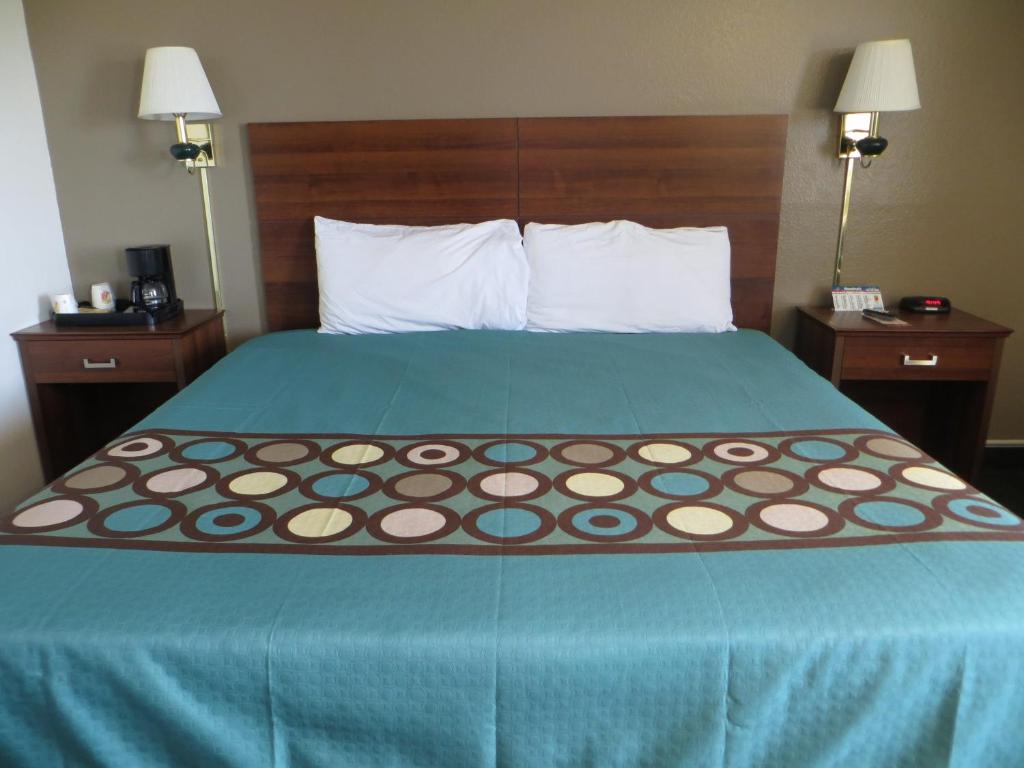 Super 8 By Wyndham Pueblo photo