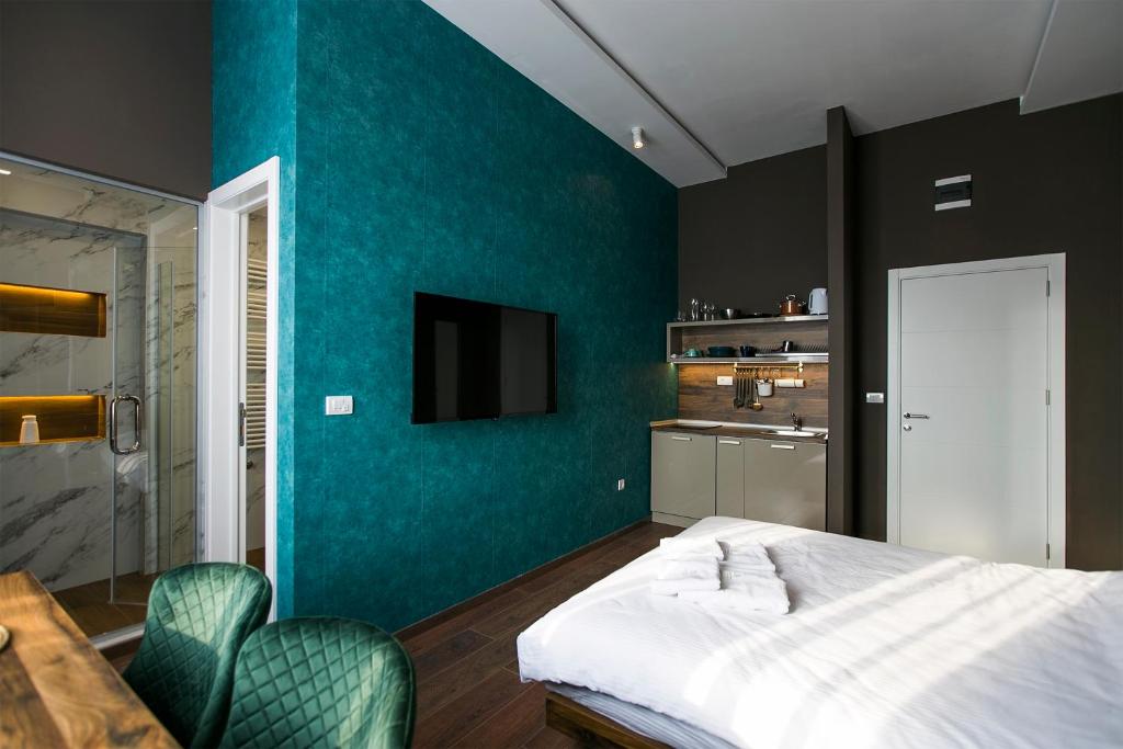 East & West Apartments - 5