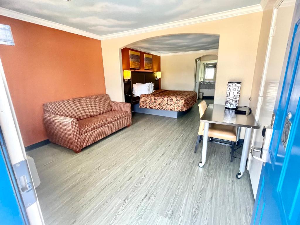Luxury Inn Liberty photo