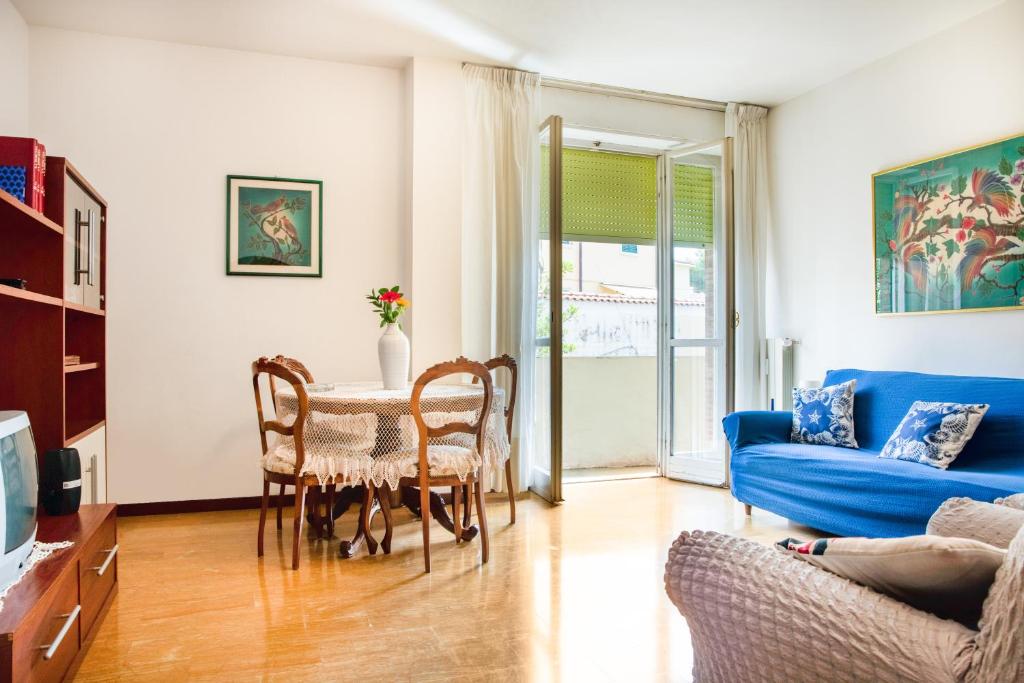 Casa Blu Apartment with Private Parking and Balconies