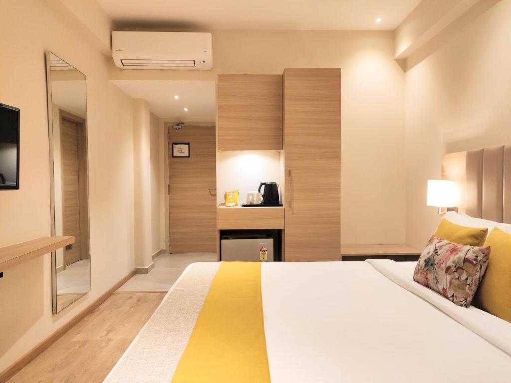 Hotel Crystal Plaza photo