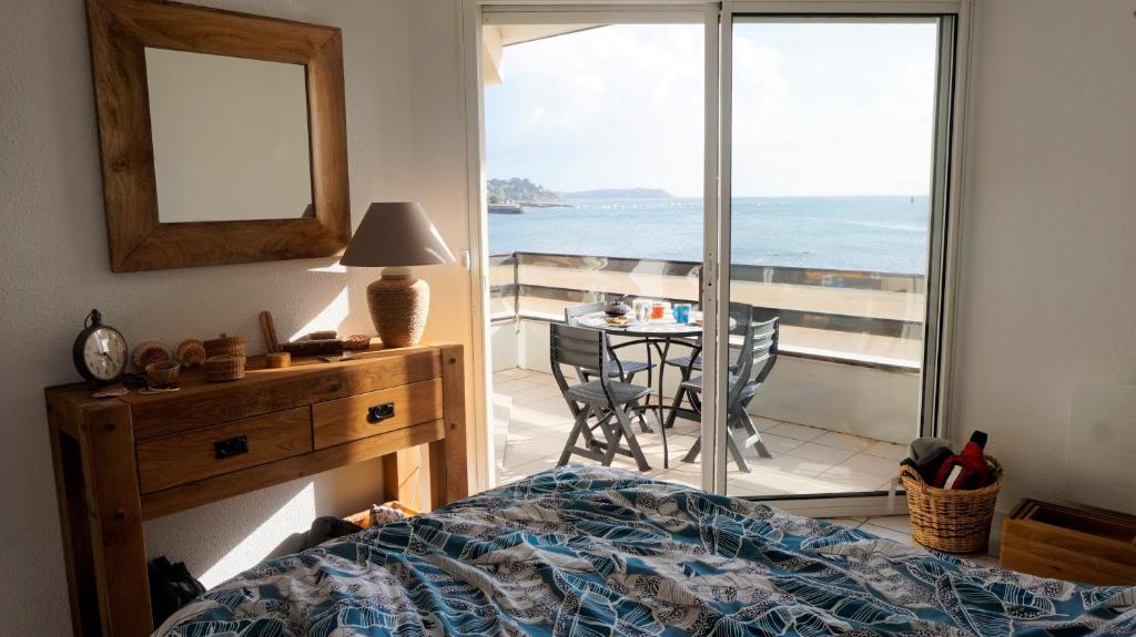 Appartement VUE SUR MER avec WIFI et terrasse à PERROS-GUIREC Ref-816, Perros-Guirec