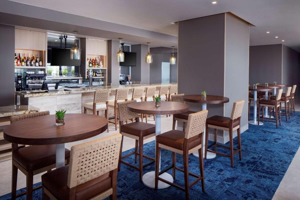 Bar/lounge, Hyatt Place Aruba Airport in Oranjestad