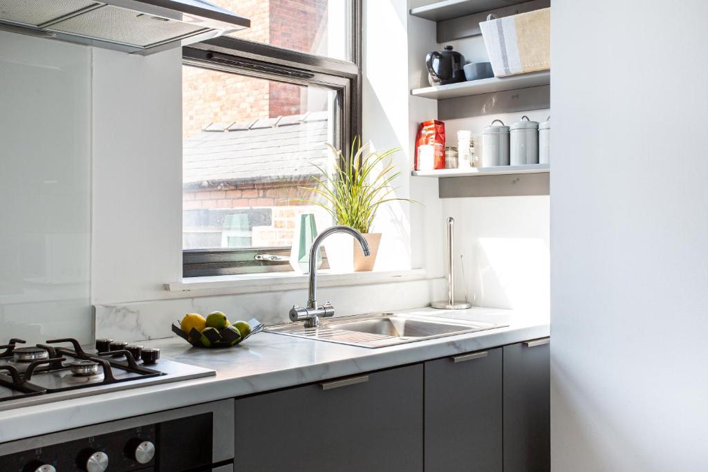 Modern Luxury Apartment, Sleeps 6, Best Location photo