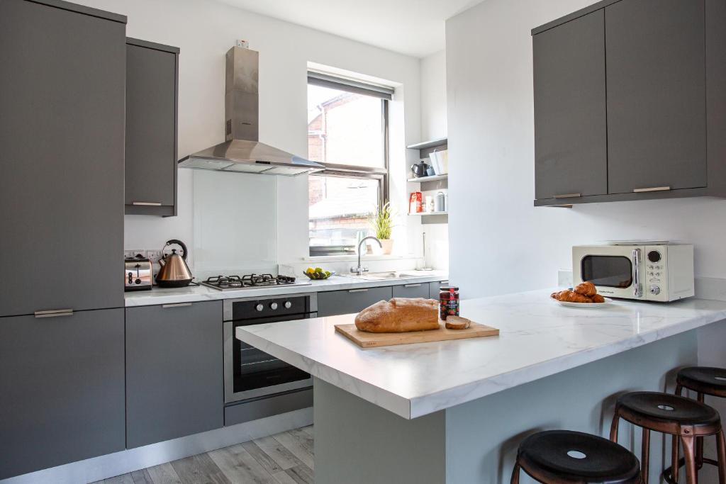 Modern Luxury Apartment Sleeps 6 Best Location 전경