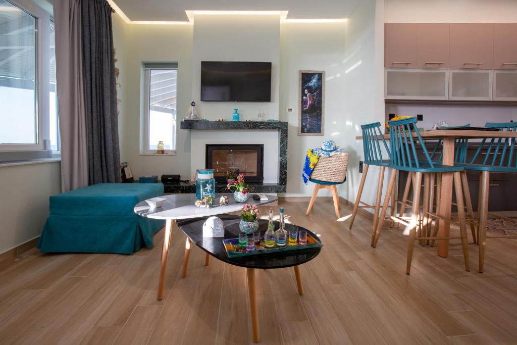 Kyma Suite, Kokkíni Khánion