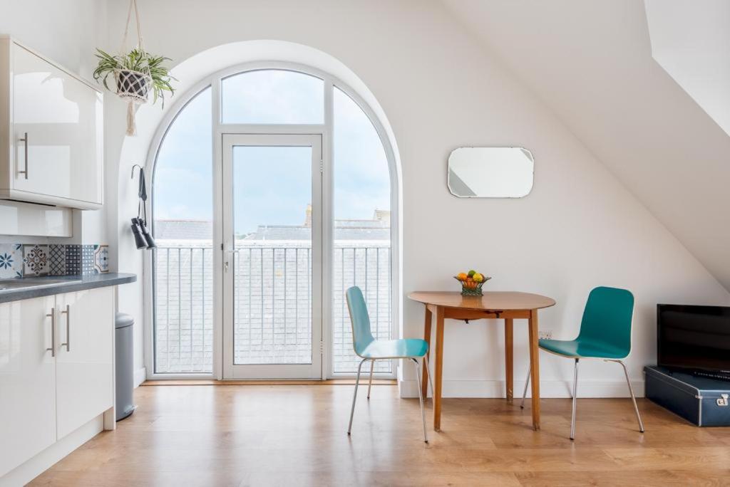 Bells Chapel - Bright Rooftop Apartment in the Centre of Town with Juliet Balconies, Falmouth